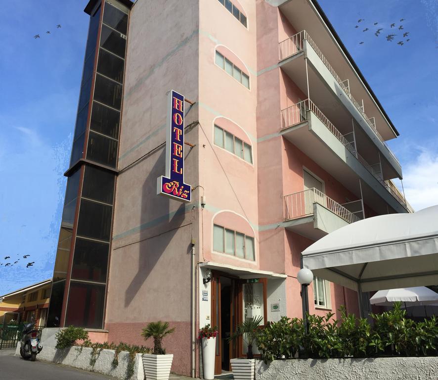里兹酒店 菲纳莱利古雷 外观 照片